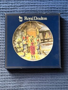 Vintage Collectible Royal Doulton "Carolling" 1989 Christmas Decorative Plate